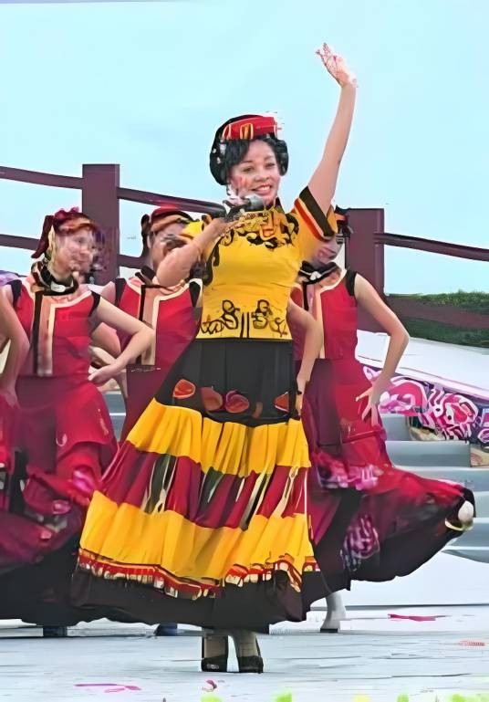 梁音（中国内地彝族女歌唱演员，解放军政治部文工团歌唱演员）