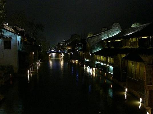 夜里（从天黑到天亮的时间段）