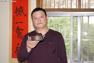 徐小平（江苏省宜兴紫砂工艺厂制壶专业高级工艺美术师）