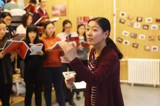 丁毅（清华大学艺教中心学生艺术团合唱队指导教师及常任指挥）
