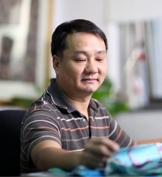 张宝华（清华大学美术学院染织服装艺术设计系党支部书记、系副主任）