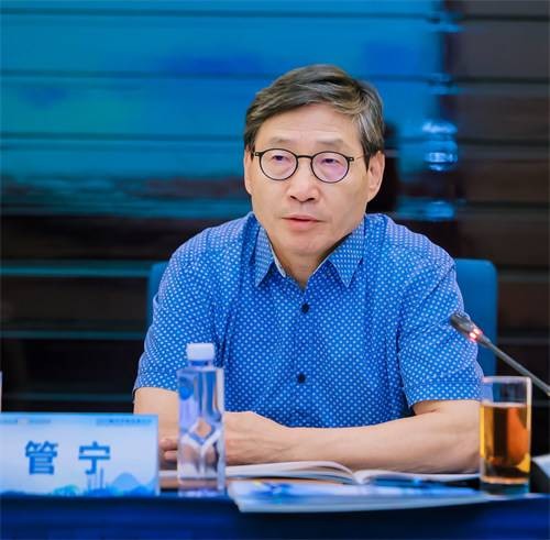 管宁（文学博士，博士生导师，二级教授，《福建论坛》杂志社原总编辑，国务院政府特殊津贴专家）