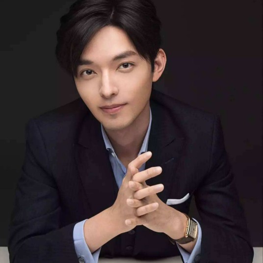向华（圣贝拉集团创始人、董事长兼CEO）
