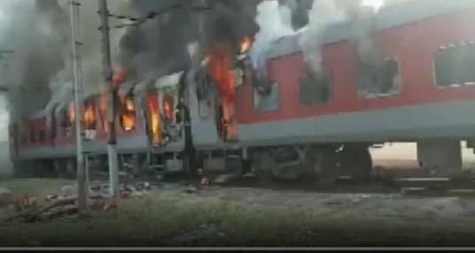 11·26印度列车起火事故