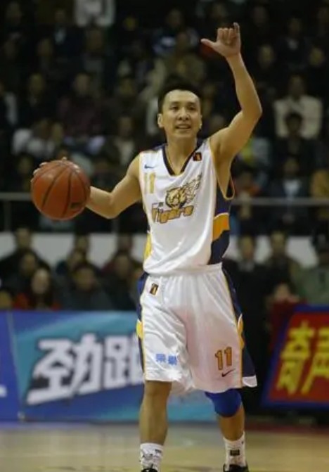 李群（中国篮球运动员）