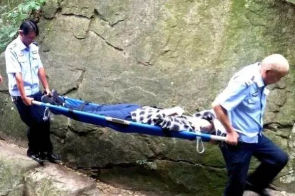 医院回应急救伤者从担架摔落，你觉得这种情况可以原谅吗？