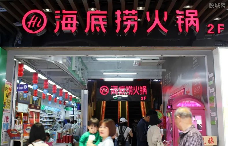 中消协点名海底捞排队乱象 不花钱买号要等待更长时间