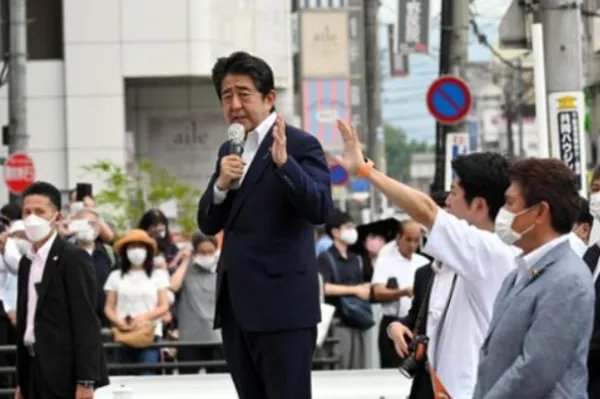 安倍听到枪响曾回头看,第一声枪响后安保人员是什么反应