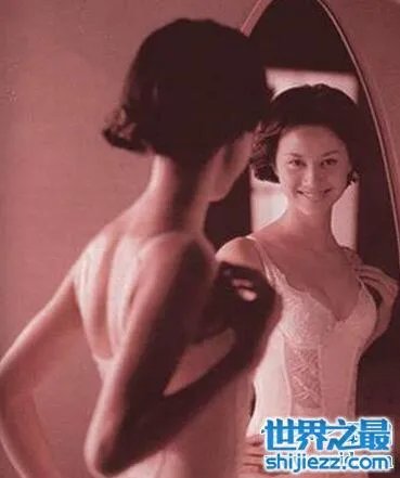 倪虹洁变性之前的照片，胶囊广告围丝巾遮挡喉结 