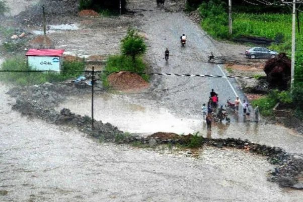 辽宁多地现强降雨2万余人转移避险 暴雨天气飞机能正常起飞吗