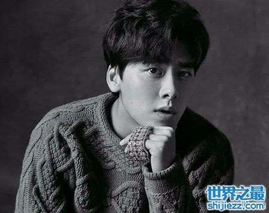 李易峰整容前的照片对比,差别并不大的天然帅哥