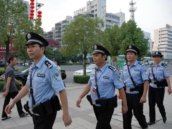 浙江一民警冲下河90秒救起落水者，你如何看待此民警的行为？