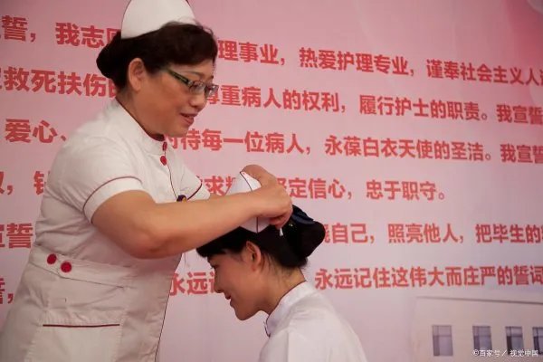 武汉协和医院一护士坠楼,护士和主任之间究竟发生了什么?