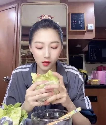 关晓彤同款生菜卷香菜 网友:原来自己减不下肥是有原因的