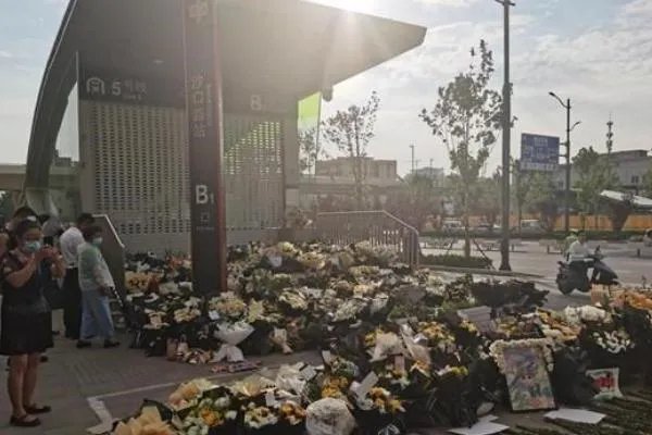 雨衣爸爸系郑州地铁遇难者父亲 地铁是自动驾驶还是人工驾驶