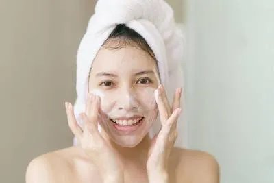 用什么洗脸能美白