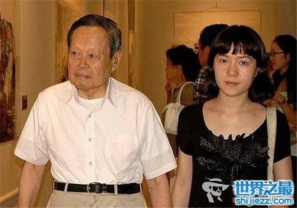 杨振宁弃外国国籍回国，竟是为了中国养老福利 