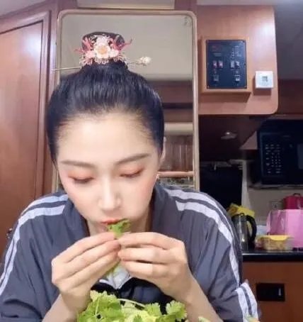 关晓彤同款生菜卷香菜 网友:原来自己减不下肥是有原因的