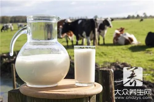 牛奶放糖好不好？
