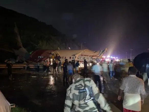 印度客机冲出跑道已致17人死亡 印度客机致17人死亡