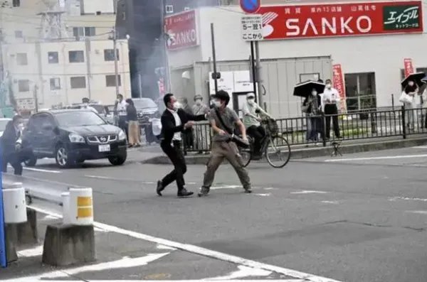 安倍听到枪响曾回头看,第一声枪响后安保人员是什么反应