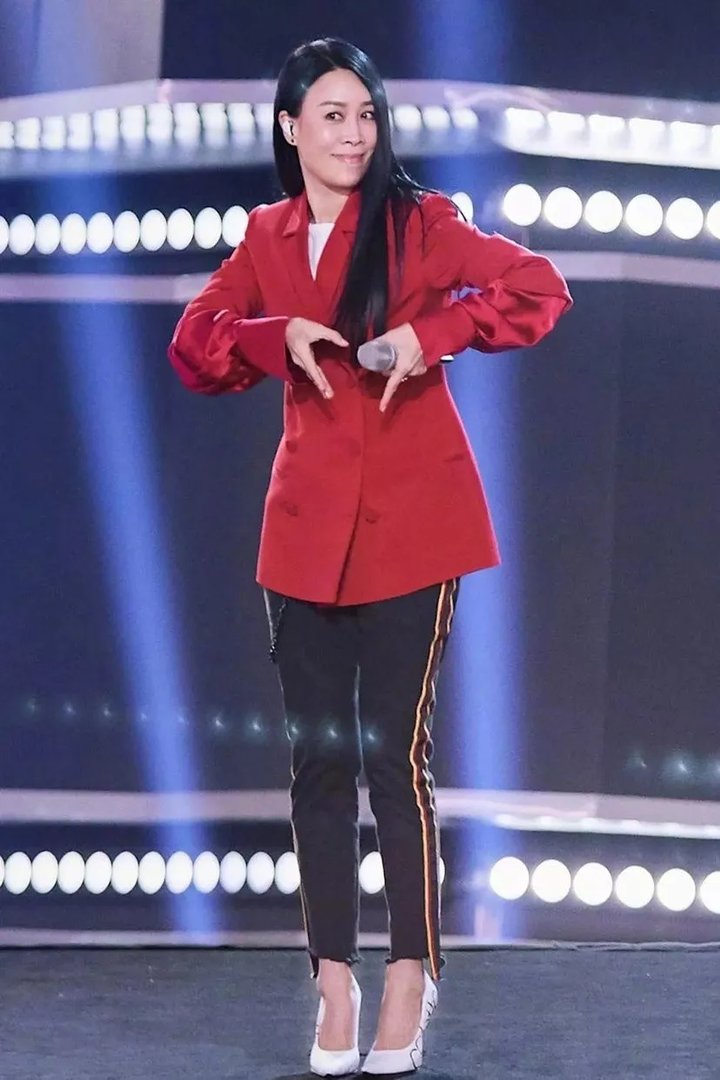 那英问张馨予李菲儿“你俩谁啊”,她是性格直爽还是傲慢?