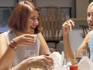 晚上吃苹果有毒吗？苹果的价值和如何吃苹果？