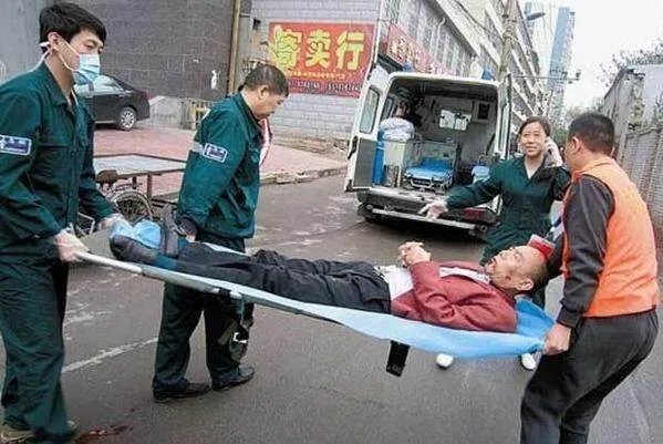 医院回应急救伤者从担架摔落，你觉得这种情况可以原谅吗？