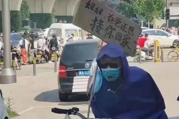 雨衣爸爸系郑州地铁遇难者父亲 地铁是自动驾驶还是人工驾驶
