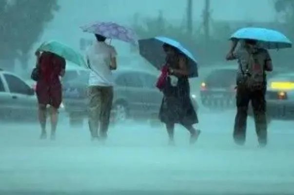 辽宁多地现强降雨2万余人转移避险 暴雨天气飞机能正常起飞吗