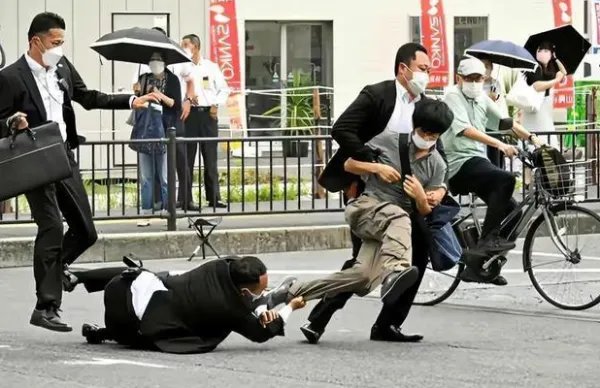 安倍听到枪响曾回头看,第一声枪响后安保人员是什么反应