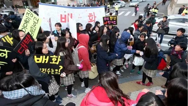 韩国高考的时候,低年级的学生下跪为前辈们加油,这是为什么?