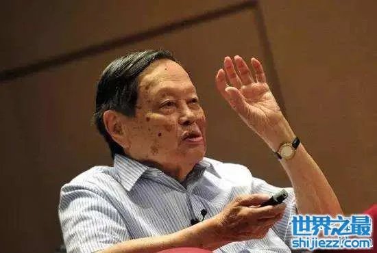 杨振宁弃外国国籍回国，竟是为了中国养老福利 