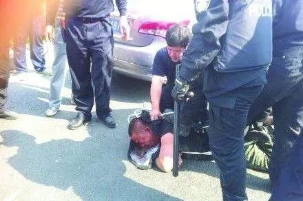 男子校门口持刀行凶致4学生受伤,他会被如何判决?