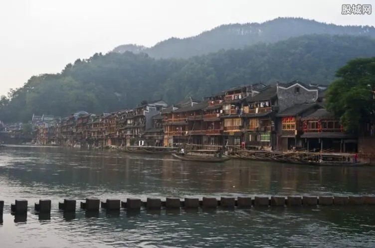 凤凰古城被曝收费 未提前通知额外收取门票是否合法?