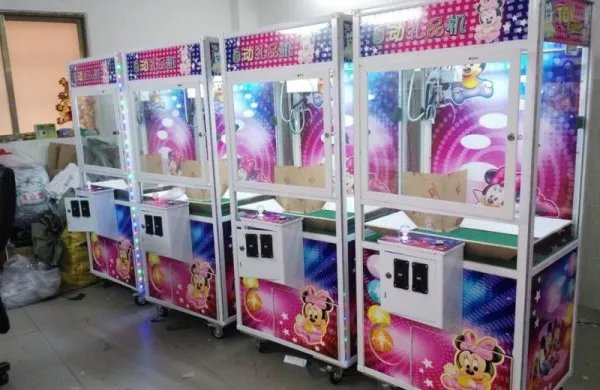 四川一娃娃机里现真娃娃,他到底是从哪里钻进去的?