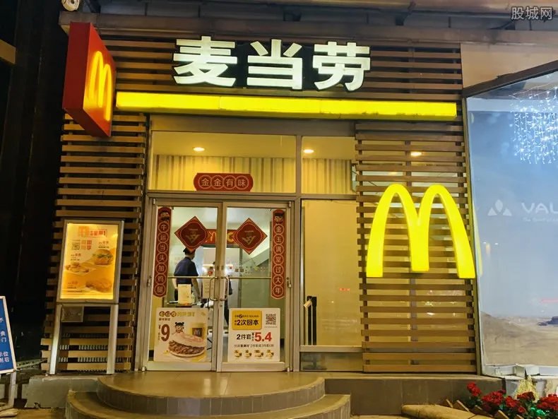 俄版麦当劳开业首日现场排起长队 汉堡配方没有改变