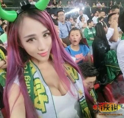 7寸高跟鞋踩别人啥感角?瞬间热辣雷人囧图