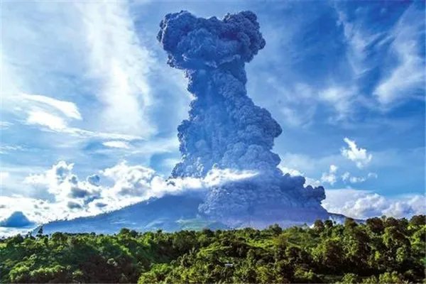 锡纳朋火山喷发原因