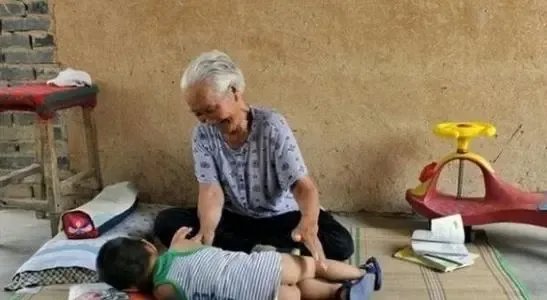 安徽一位奶奶偷窃甩锅孙子，这位老人这么做合适吗？