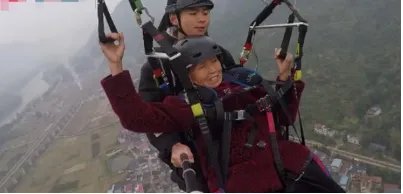 78岁老人第一次玩滑翔伞淡定自拍,你玩过滑翔伞吗?怎么样?