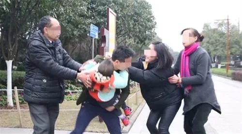 眉山夜市有人偷小孩?警方回应疑似假币纠纷