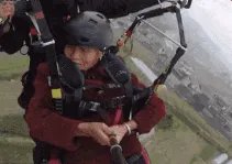 78岁老人第一次玩滑翔伞淡定自拍,你玩过滑翔伞吗?怎么样?