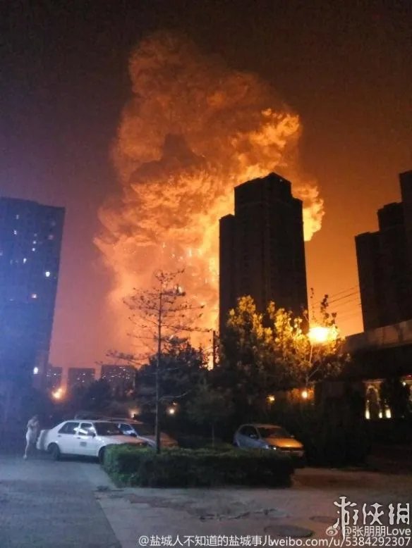 天津滨海新区发生爆炸17人死亡400伤 现场升起蘑菇云