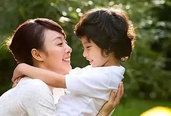 同性伴侣争抚养权案宣判，卵子提供者败诉，你认为孩子该判给谁？