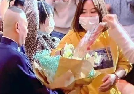 郭德纲给女粉丝送冰糖葫芦花,你怎样看待这样的礼物?