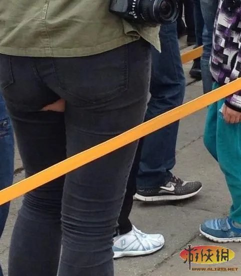 7寸高跟鞋踩别人啥感角?瞬间热辣雷人囧图