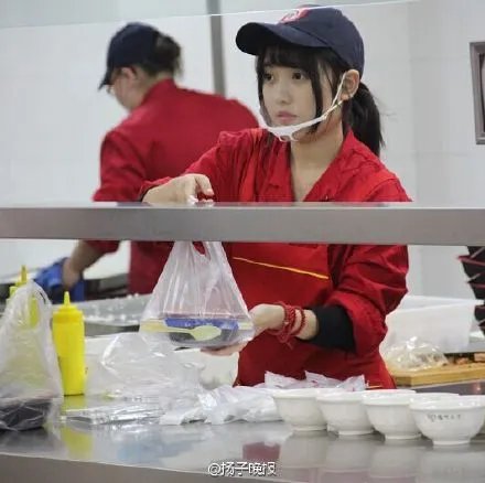 扬州高校＂食堂女神＂走红 网友感叹有清纯初恋感觉