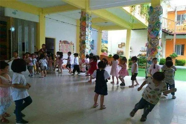 幼儿园吃饭慢要去厕所吃，幼儿园教育问题一直不断，教育规范应从何入手？