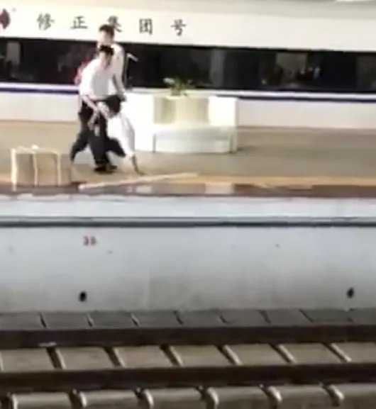 男子进错站台竟横穿铁轨后结果如何？